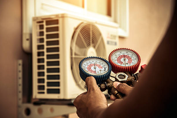 Professional Hvac technician working in Smyrna, DE